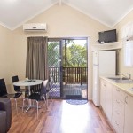 deluxe cabin accommodation 1770, agnes water